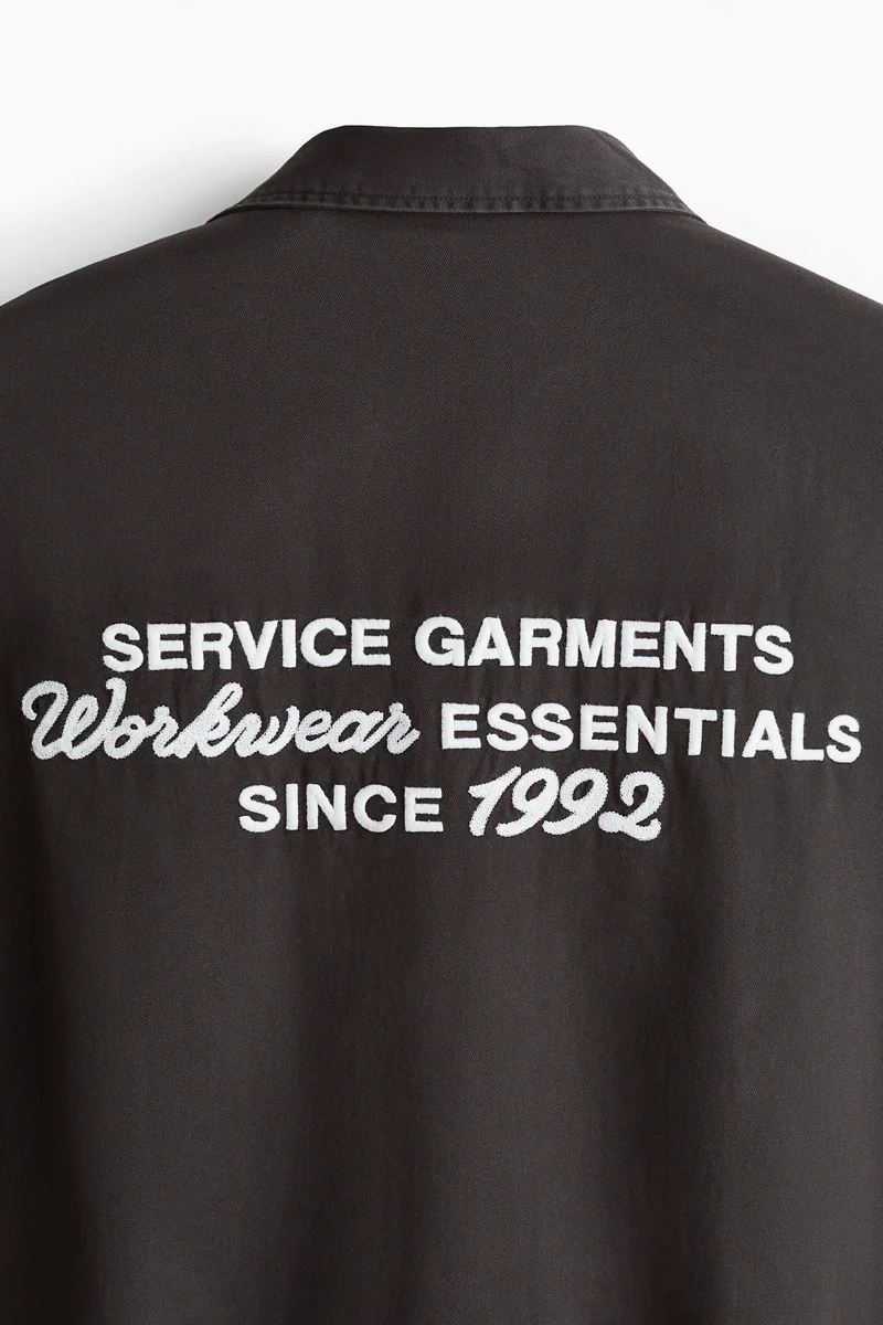 اتش اند ام قميص عملي بأكمام قصيرة وقصة فضفاضة